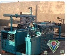 菱形網(wǎng)機 采用微機控制，機電液一體化，自動完成吐絲. 剪切， 輸網(wǎng)，鎖邊工序