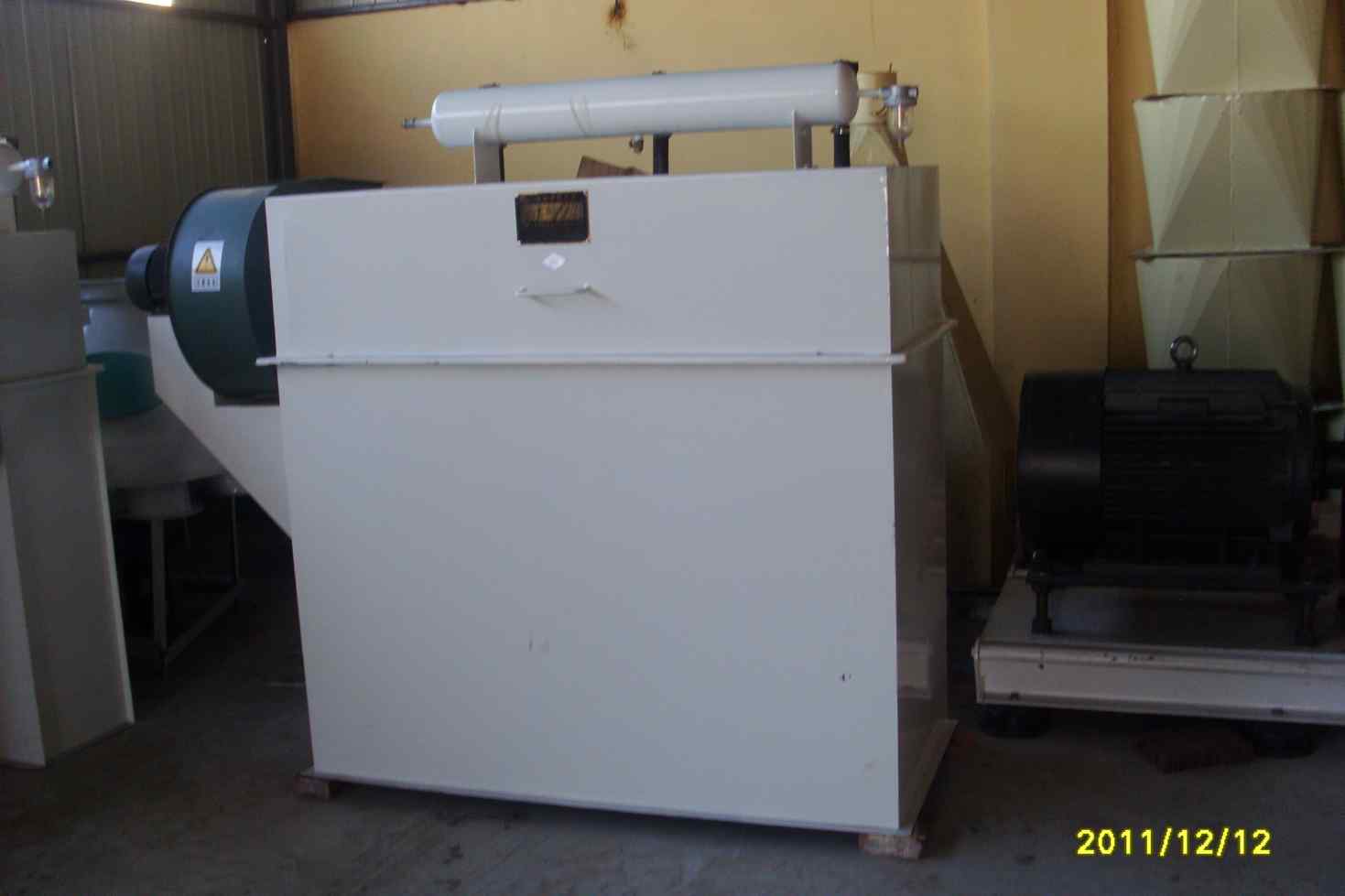 大型飼料，木屑機組生產(chǎn)線脈沖袋式除塵器