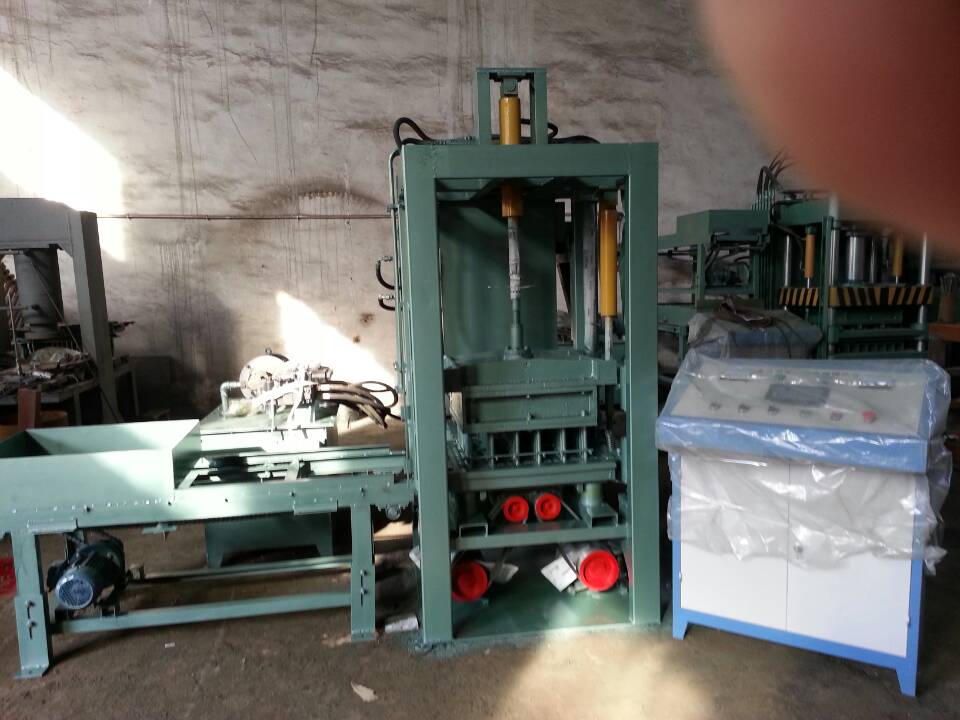 中正大型水泥墊塊機(jī)祝新老客戶馬年馬上有戲