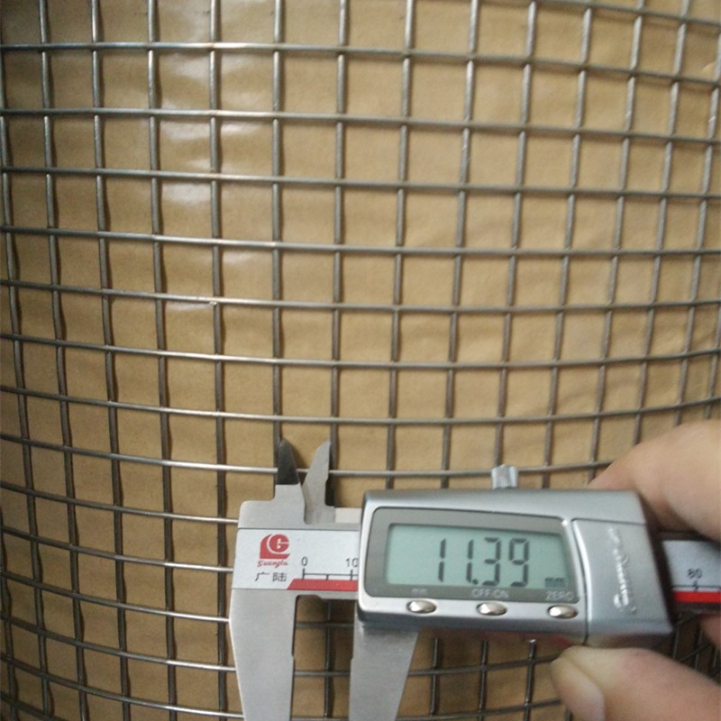 電焊網(wǎng)又稱排焊網(wǎng)、碰焊網(wǎng)、建筑網(wǎng)、外墻保溫網(wǎng)、裝飾網(wǎng)、鐵絲網(wǎng)