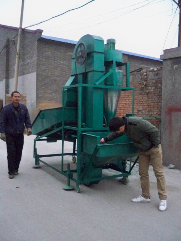 菏澤糧食篩選設(shè)備  糧食振動(dòng)篩選機(jī)  小麥比重清選篩分機(jī)