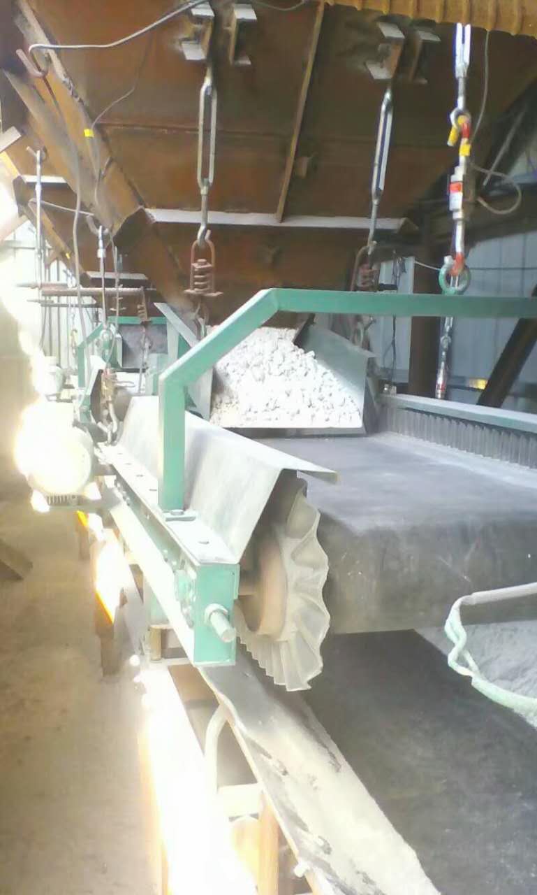 			 電磁振動給料機			 