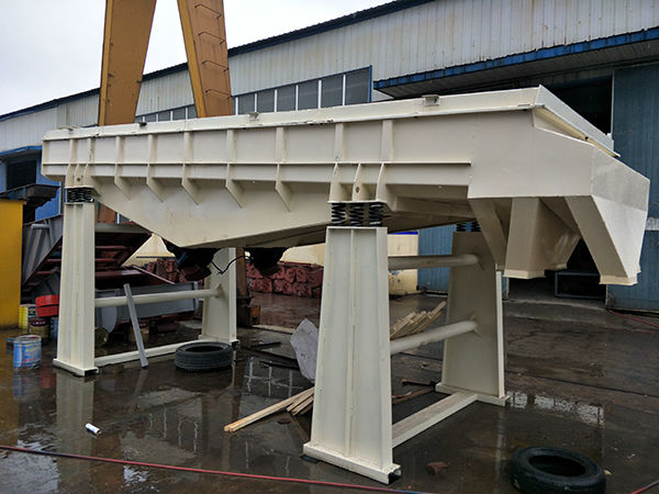 雙層碳鋼直線振動(dòng)篩廠家-過硬的技術(shù)才能保證設(shè)備的品質(zhì)！