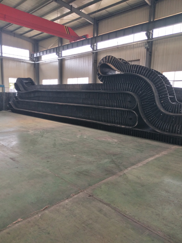 耐用大傾角波狀擋邊輸送帶大傾角皮帶青島宏川橡膠專(zhuān)業(yè)生產(chǎn)皮帶