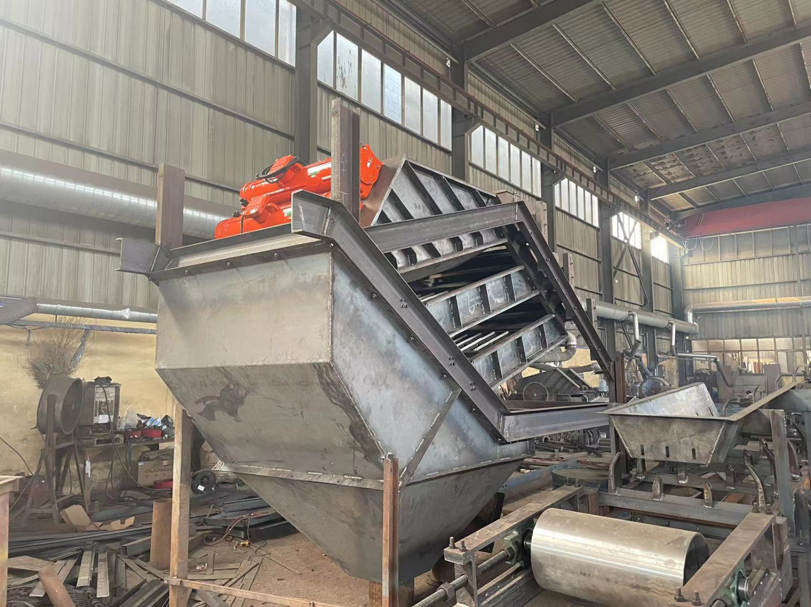 尾礦高頻自動(dòng)噴水帶回收疊層篩