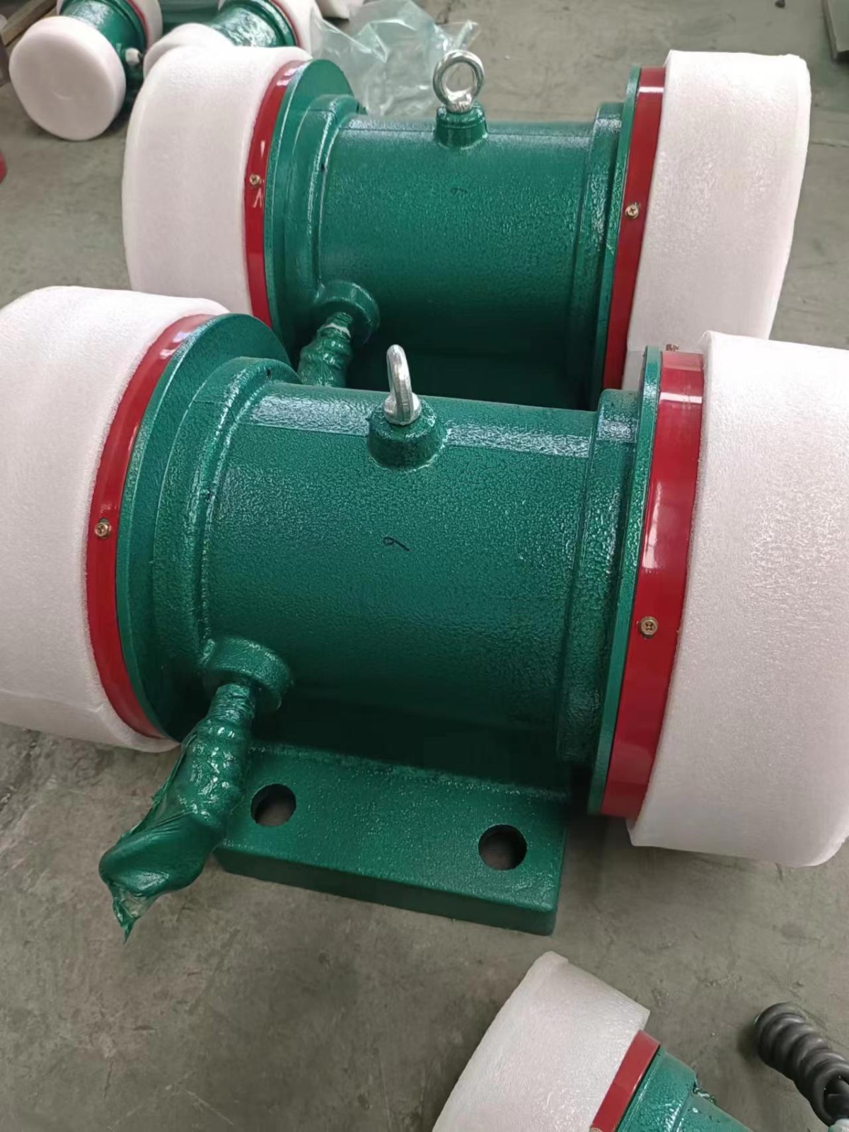 振動(dòng)電機(jī)，振動(dòng)篩設(shè)備，給料機(jī)，側(cè)板電機(jī)，倉壁振動(dòng)器鯤鵬機(jī)械設(shè)備供應(yīng)