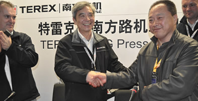 上海寶馬展移動(dòng)破碎設(shè)備簽約現(xiàn)場