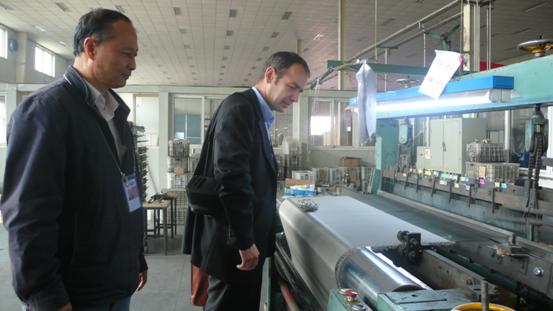 比利時(shí)客商在陸凱公司車間進(jìn)行觀摩
