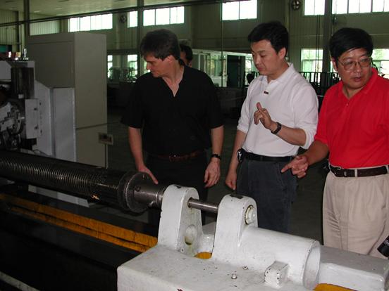 德國(guó)客人參觀公司車間