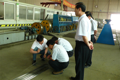 辛副市長認真考察精細不銹鋼楔形絲焊接篩網(wǎng)新產(chǎn)品的生產(chǎn)流程