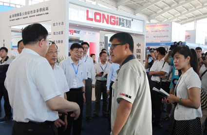 遼寧省省長陳政高參觀隆基電磁展臺