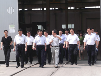 河南省常務副省長李克到洛陽大華重型機械公司調研