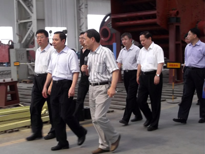 大華重機苗董事長及公司領導陪同李副省長（前排中間）視察車間