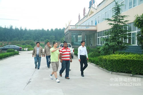 南美客戶一行至河南金特振動機(jī)械有限公司