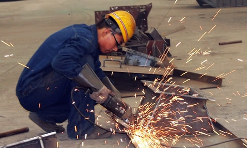 太行振動(dòng)機(jī)械車間工人在切割設(shè)備