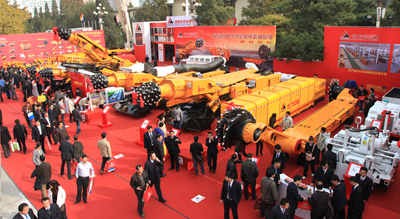 觀眾駐足北方交通展位參觀展品