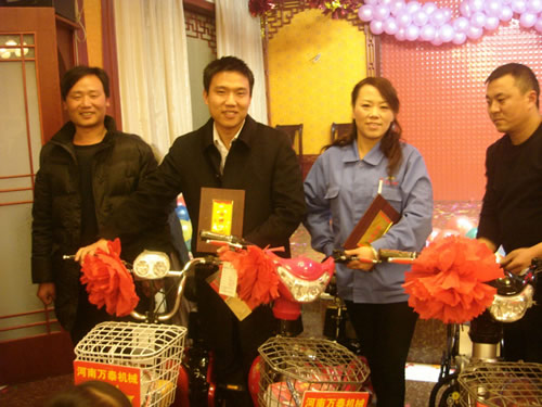 河南萬泰機械優秀員工獲電動車獎勵