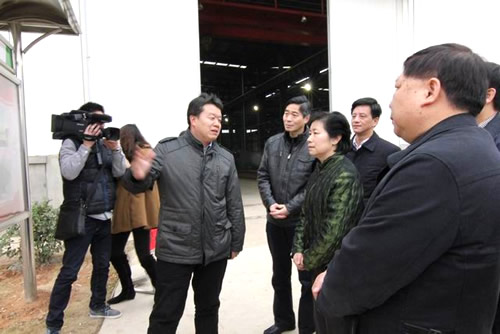 南昌礦機總經理龔友良為南昌市、區領導做講解