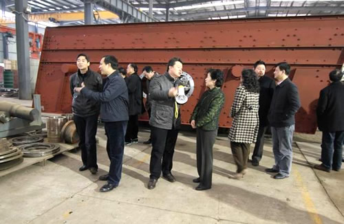 龔總向盧主席介紹南礦振動篩