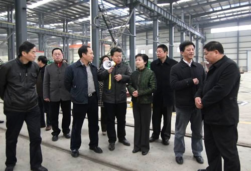 在車間介紹南昌礦機發展情況