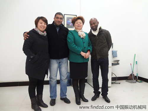 新鄉威猛冶金設備有限公司工作人員與加蓬客戶