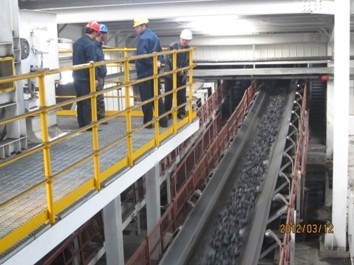 能源公司領(lǐng)導(dǎo)視察712上產(chǎn)品倉皮帶輸送機(jī)帶煤