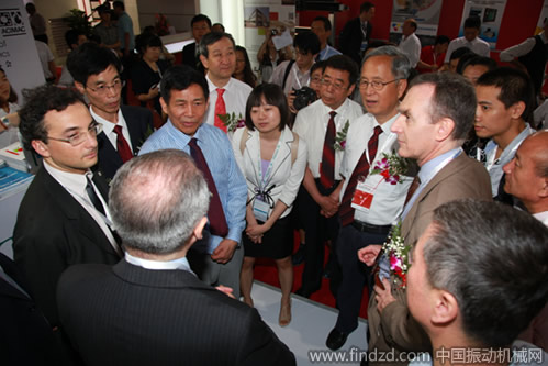 中國(guó)建筑材料聯(lián)合會(huì)會(huì)長(zhǎng)喬龍德、名譽(yù)會(huì)長(zhǎng)張人為與到場(chǎng)企業(yè)親切交談