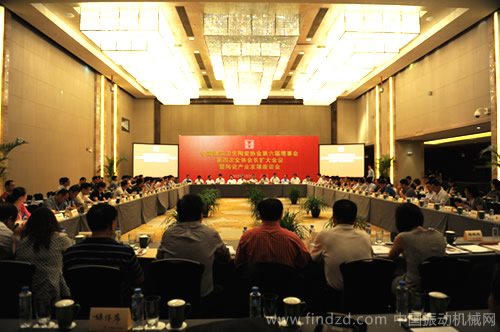 中國建筑衛(wèi)生陶瓷協(xié)會(huì)第六屆理事會(huì)第四次全體會(huì)長擴(kuò)大會(huì)議暨陶瓷產(chǎn)業(yè)發(fā)展座談會(huì)在廣州召開