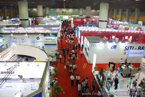 廣州陶瓷展知名企業(yè)匯聚展會(huì)，專業(yè)觀眾絡(luò)繹不絕