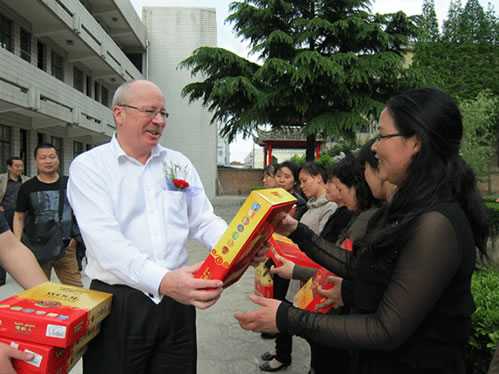 揚州寶飛優斯特振動器制造有限公司總經理為獲獎選手頒獎