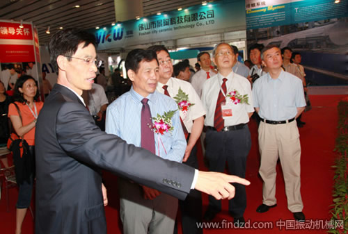 領(lǐng)導(dǎo)參觀陶瓷產(chǎn)業(yè)鏈全方位服務(wù)系統(tǒng)