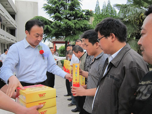 揚州寶飛機電有限公司總經理周繼華先生為獲獎選手頒獎