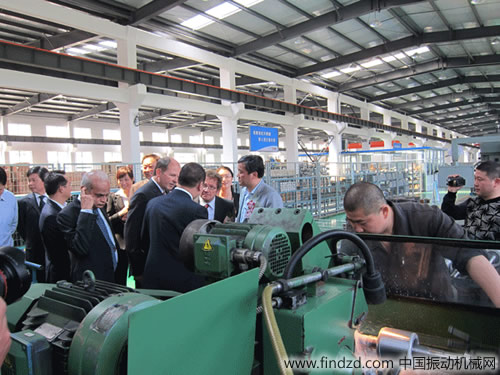 領導參觀振動電機生產車間