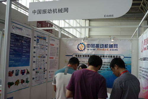 工作人員為客戶講解振動電機產品