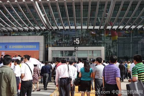 新疆第二屆礦業(yè)博覽會(huì)參展嘉賓進(jìn)場(chǎng)參觀