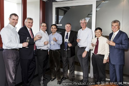 賽吉滿(mǎn)與大地高層為合作協(xié)議的簽訂進(jìn)行慶賀