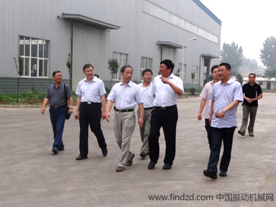 洛龍區領導一行至洛陽大華重型機械有限公司調研