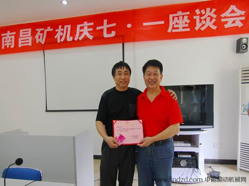 南礦黨支部副書記萬曉云給優秀黨員頒發榮譽證書、獎金