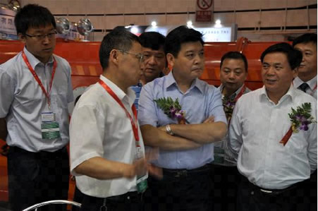 領(lǐng)導(dǎo)參觀煤炭展展臺