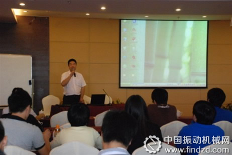 大地工程開發集團學員們觀看集團資料片