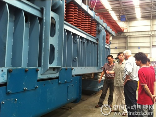 昆明茨壩礦山機(jī)械大型振動磨試車成功