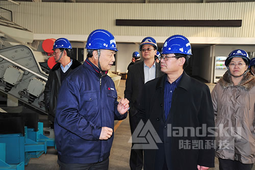 濟寧市政府領導一行至唐山陸凱科技振動篩生產(chǎn)車間考察