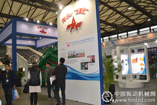 鞍重股份振幅遞減橢圓振動篩、高頻振動細篩亮相上海寶馬展