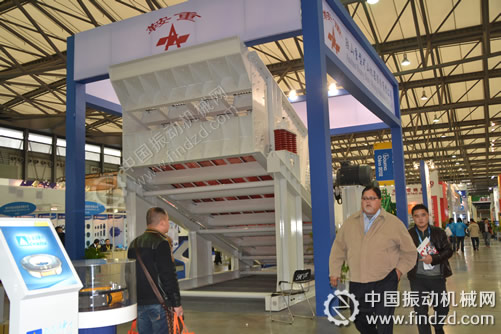 鞍重股份上海寶馬展展出的專利產品TAB(TKB)系列振幅遞減橢圓振動篩