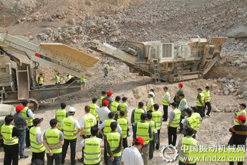 南方路機移動篩分破碎設備生產現場