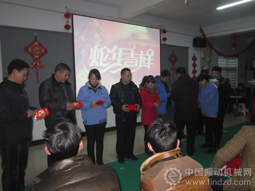 河南萬(wàn)泰機(jī)械董事長(zhǎng)關(guān)心員工子女教育 員工企業(yè)同呼吸共命運(yùn)