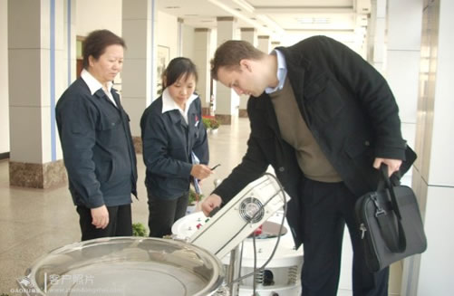 國外客商至新鄉(xiāng)高服篩分機械有限公司參觀考察