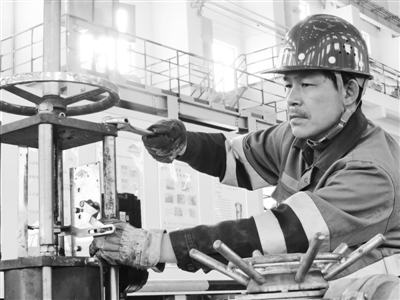 選礦廠管工、高級(jí)技師鄭新峰