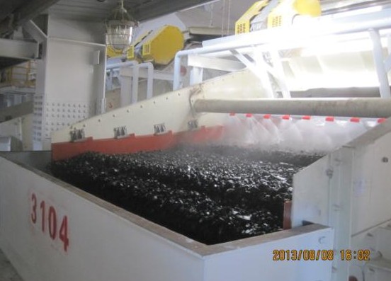 原煤分級(jí)脫泥篩排料進(jìn)入篩前溜槽