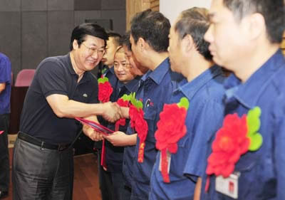 洛陽市總工會主席原文濤為首批大工匠和高級技師頒發聘書